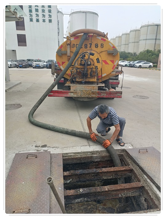 可克达拉隔油池清掏