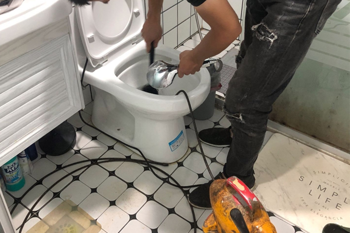 可克达拉马桶堵塞自己疏通还是找师傅?专业上门服务让你省时更省心