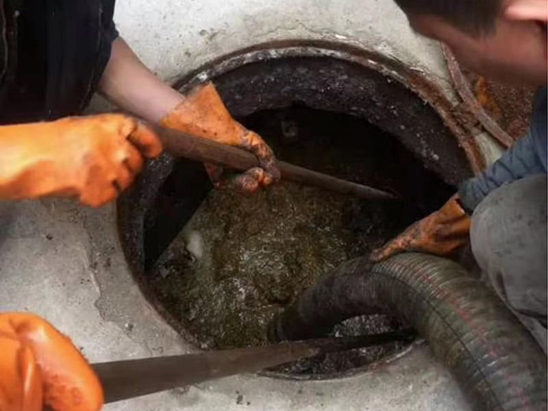 可克达拉清理化粪池时如何避免沼气的危害?